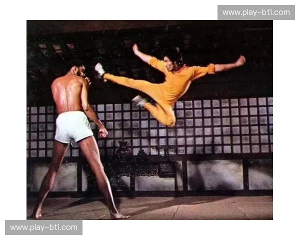 巨人背后的哲学之影:李小龙vs贾巴尔,一场关于“极限”的终极实验 巨人背后的哲学之影:李小龙vs贾巴尔,一场关于“极限”的终极实验